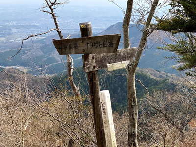 弁天見晴の古い道標、下の白杭に上弁天の文字が 