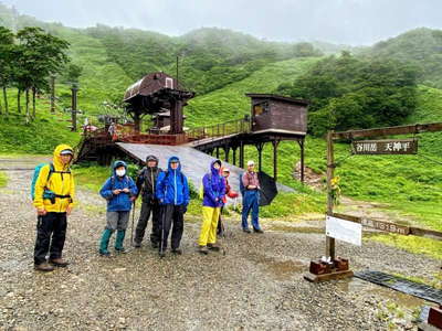 雨の天神平を出発 