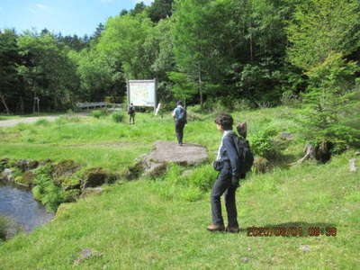 貯水池　奥の看板右が登山口 