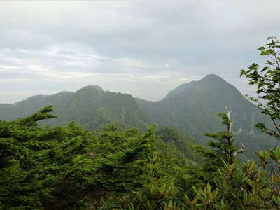 庚申山から鋸山（左）と皇海山 