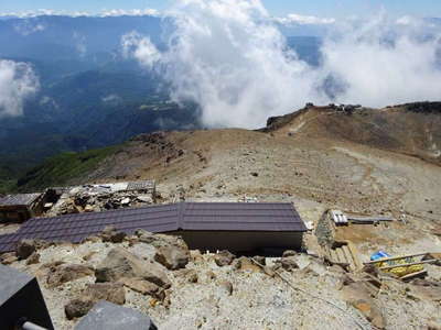 解体・復旧作業中の剣ヶ峰山荘 