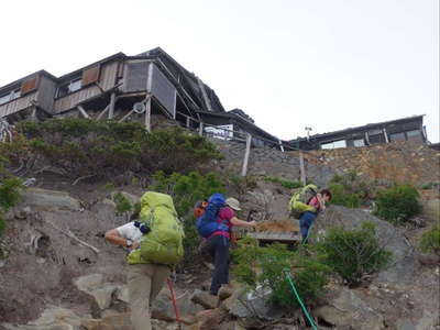 石室山荘への急登 