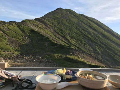 小屋のテラスで夕食 