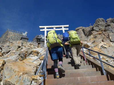 立派な階段を上り山頂へ 