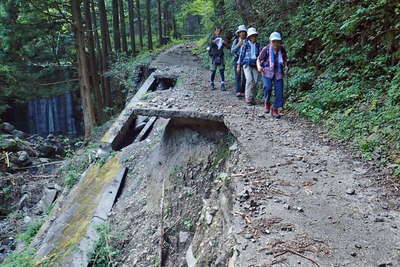 川沿いの道は路肩が崩壊して