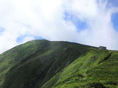 大朝日岳と避難小屋 