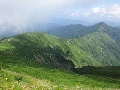 大朝日岳山頂から小朝日岳への稜線 