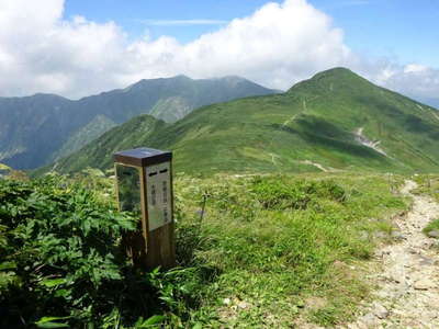 大朝日岳山頂から西朝日岳、寒江山、以東岳方向 