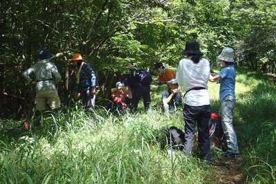 登山道の木陰で水分補給