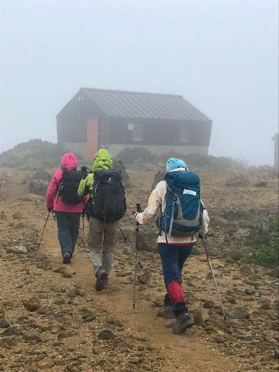 鉄山避難小屋に向かう 