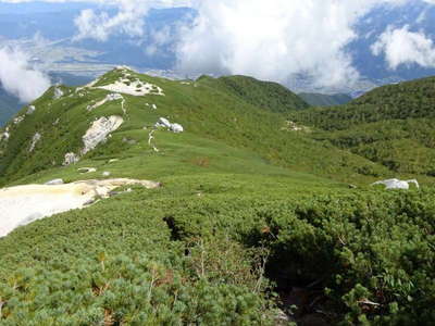 山頂から駒石稜線　くぼ地は空木平避難小屋 