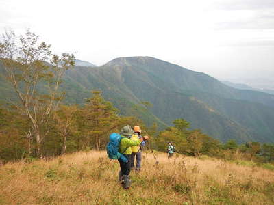 三ノ塔の手前に烏尾山仲尾根