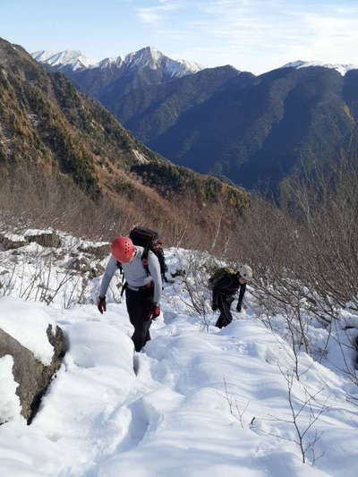 膝下までの雪。背後の常念岳も真っ白 