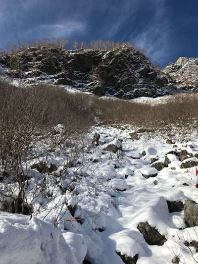 もうすぐ池だが、雪の下の岩が滑り歩きにくい 