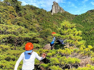 大岩を越えると後ろに獅子岩