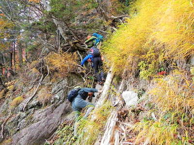 荒れた沢筋の通過