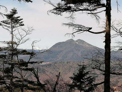 山頂から燧ケ岳と尾瀬沼を望む 