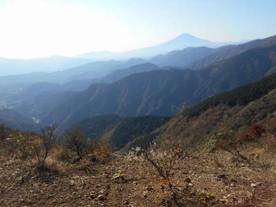 秋空に富士山のシルエット 