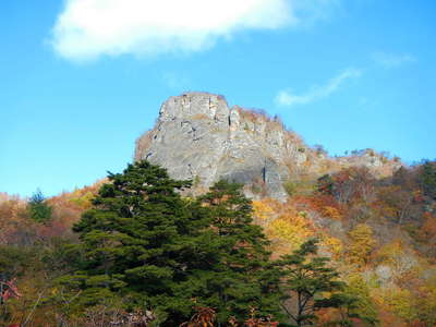 至近に見上げる毛無岩