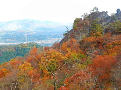 目の前が開け　紅葉に浮かぶ