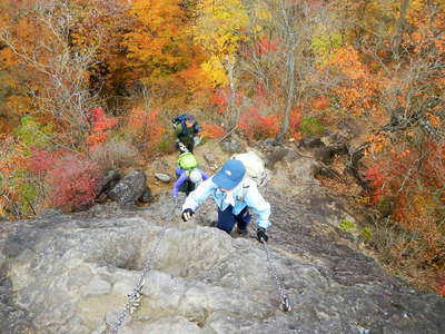 岩櫃山山頂直下のクサリ場