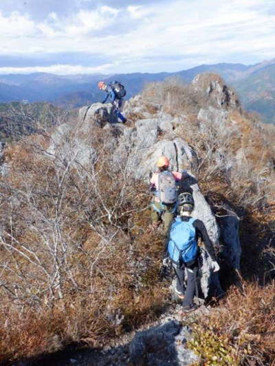 西岳(東峰)から西岳(中央峰)の稜線