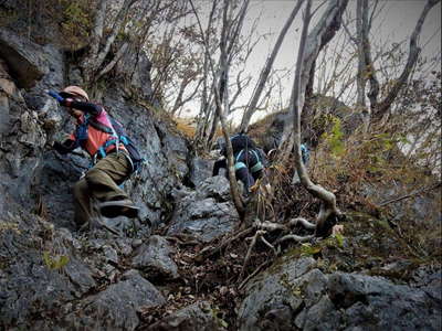 西岳(中央峰)下山の一般コースも鎖場あり