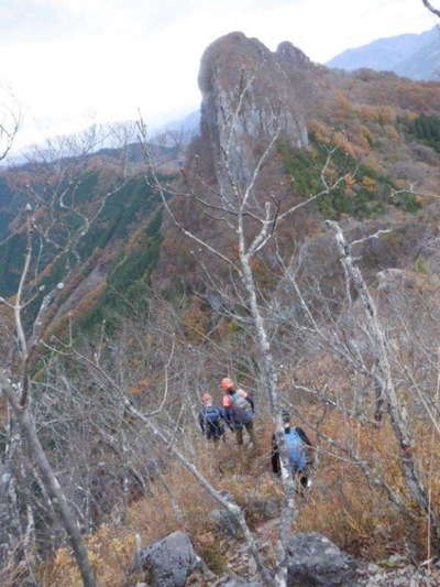 東岳から下山(遠方に西岳)