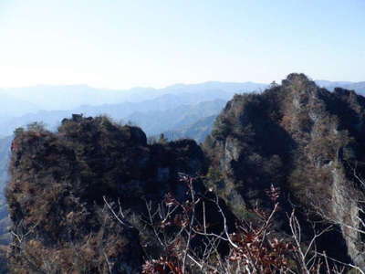 東岳から中ノ岳を望む 