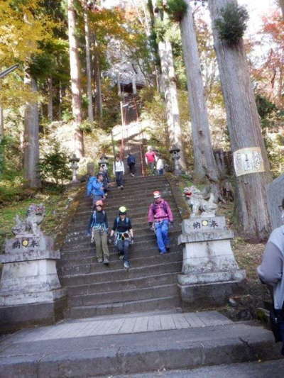 中之岳神社に戻って充実感に満ちた一日を振り返り 