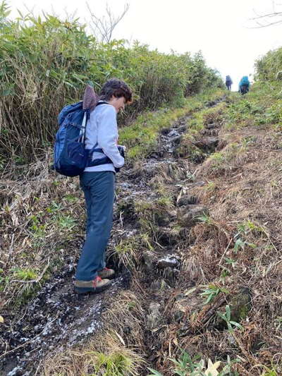 頂上直下の泥道 