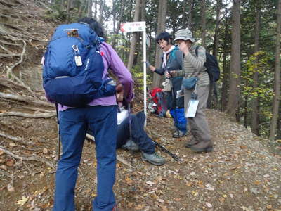 男坂女坂の分岐で休憩 