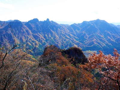 妙義山の前に五輪岩を眺め