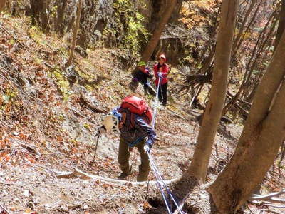 ロープを出して平滑急斜面を下降