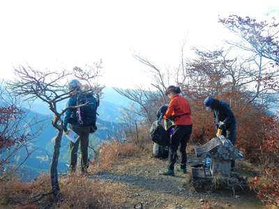 石祠がある安定した西峰広場