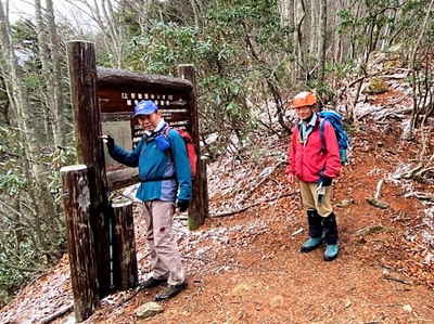 マムシのコルで実線登山道 