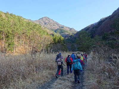 癒しの里堰堤広場から登口へ