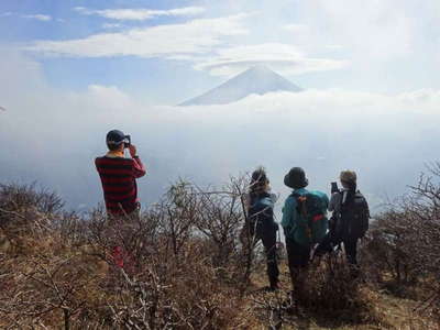 雪頭ヶ岳に着くと富士と西湖が待っていた