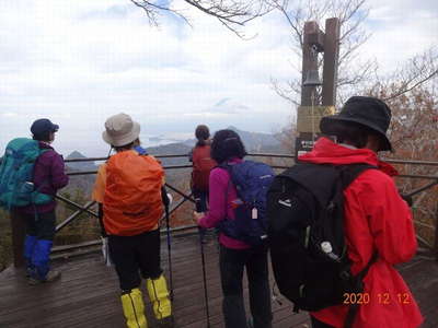 幸せの鐘から富士山を見る 