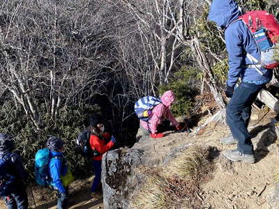 山頂尾根の岩場.