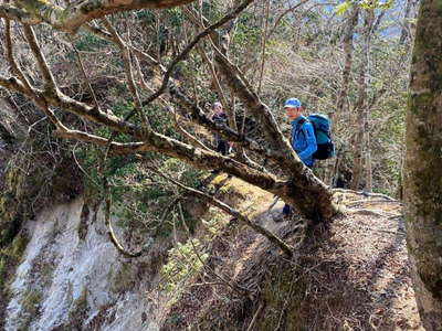 崩壊地を慎重に進む