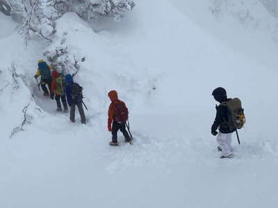 剣ヶ峰山を越えた鞍部 