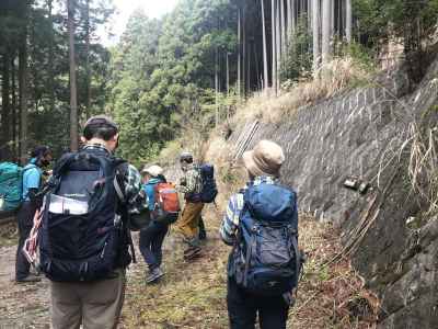 登山道に入る 