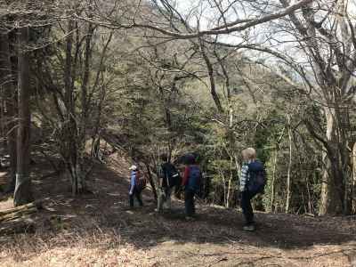 権現山への登り 