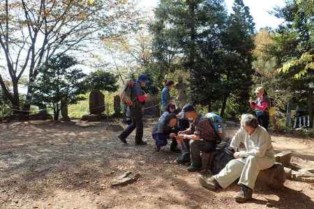 広く開けた今熊山の山頂 