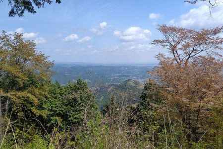 視界が開ける刈寄山の山頂