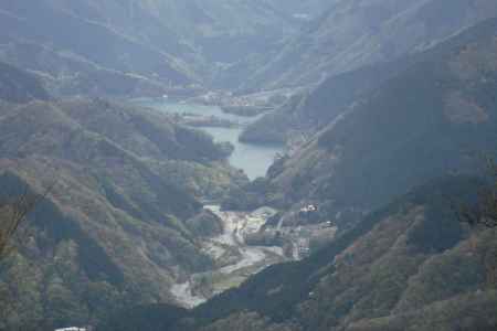 権現山頂上からの丹沢湖