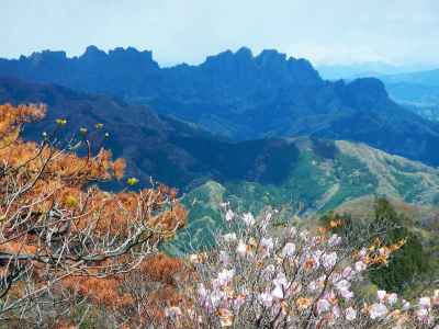 妙義山の右奥に浅間山