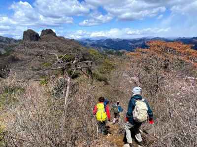 正面に鹿岳を見て急降下