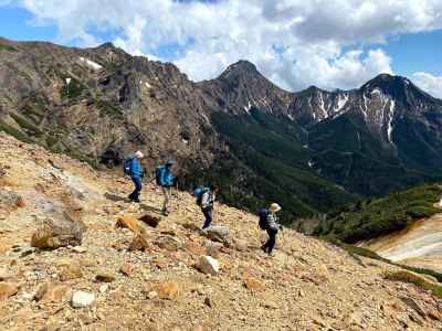 主稜線を見ながら硫黄岳を下る